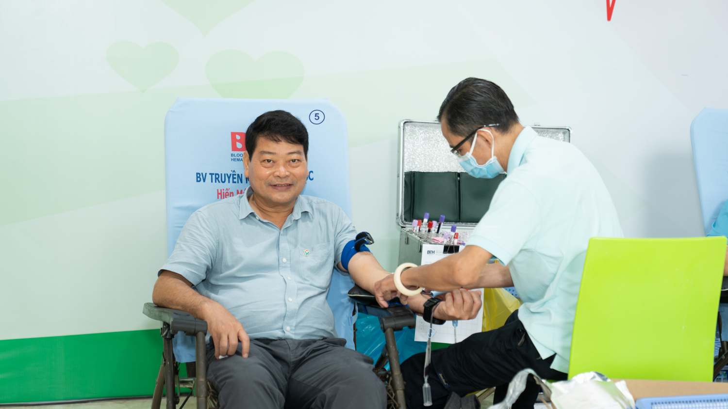 Ông Tống Xuân Phong - Chủ tịch Công đoàn PVFCCo - Phú Mỹ tham gia hiến máu.