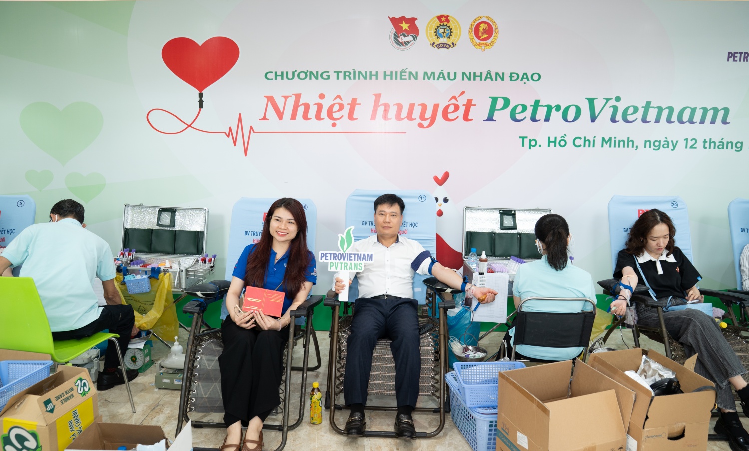 Ông Hồ Sĩ Thuận - Phó Tổng Giám đốc PVTrans tham gia hiến máu nhân đạo.