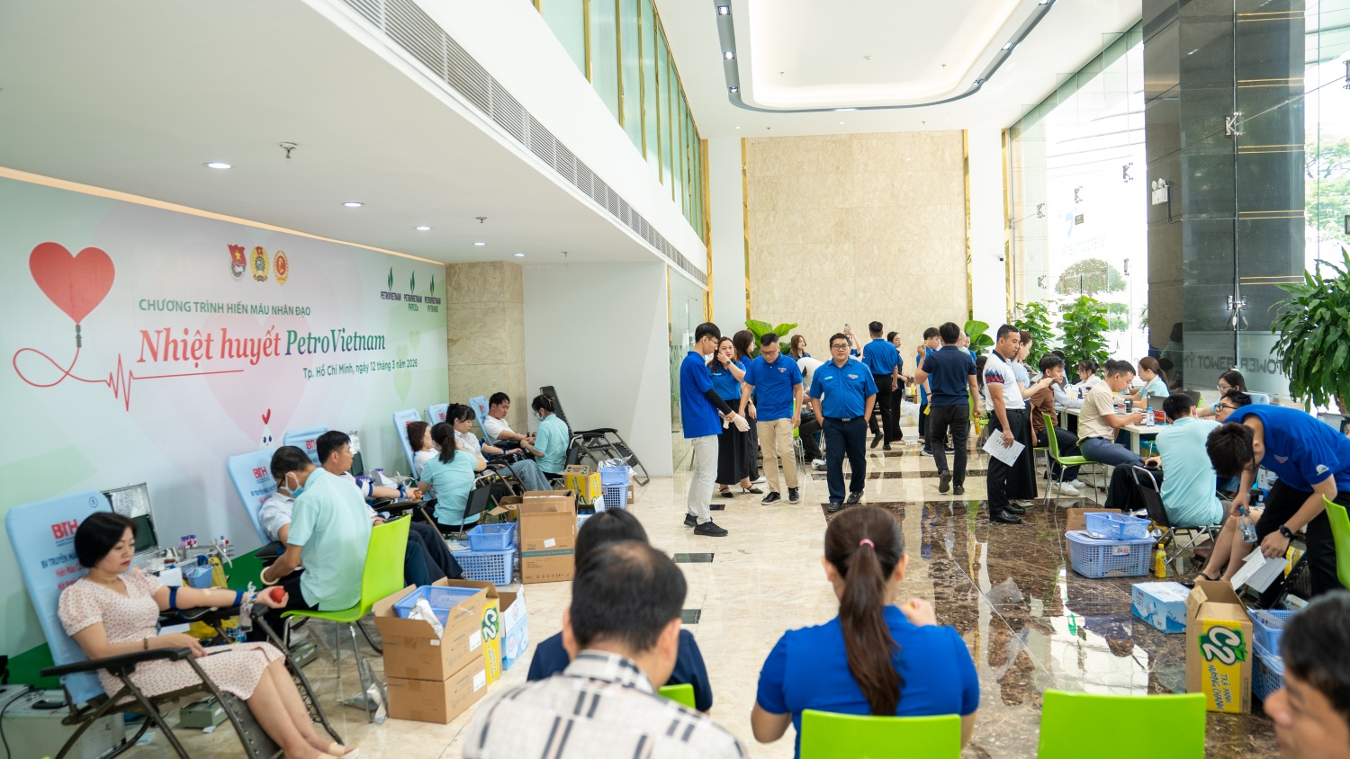 Chương trình hiến máu nhân đạo do Công đoàn, Đoàn Thanh niên, Hội Cựu chiến binh PVFCCo - Phú Mỹ và PVTrans phối hợp cùng Bệnh viện Truyền máu huyết học TP HCM tổ chức tổ chức sáng 12/3.