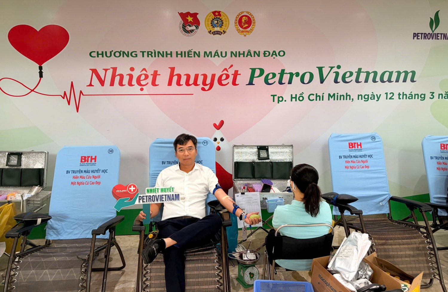 Ông Nguyễn Ngọc Anh - Thành viên HĐQT PVFCCo - Phú Mỹ tham gia hiến máu nhân đạo.