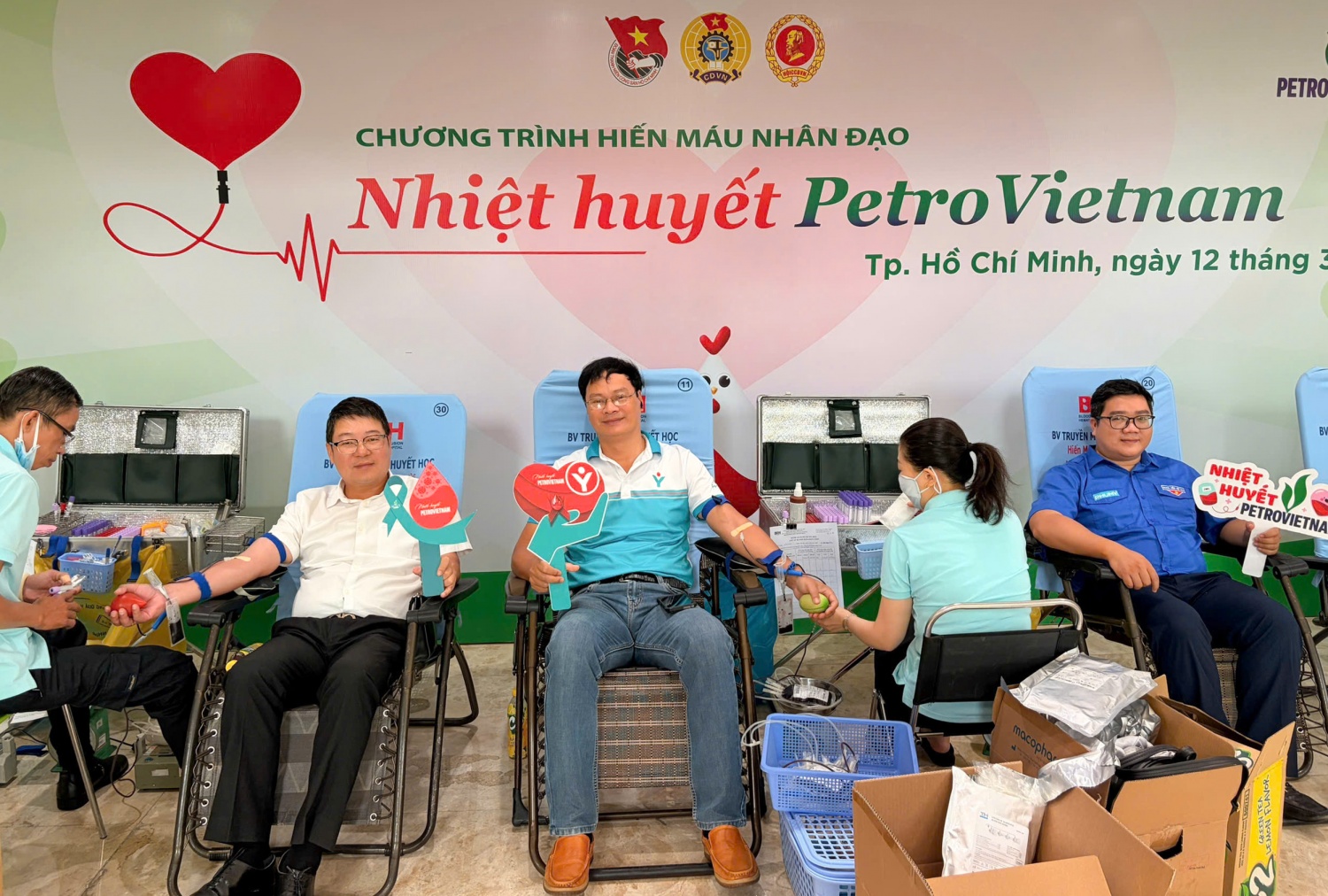 Ông Tạ Quang Huy - Phó Tổng Giám đốc PVFCCo - Phú Mỹ cùng các đoàn viên, người lao động tham gia hiến máu nhân đạo.