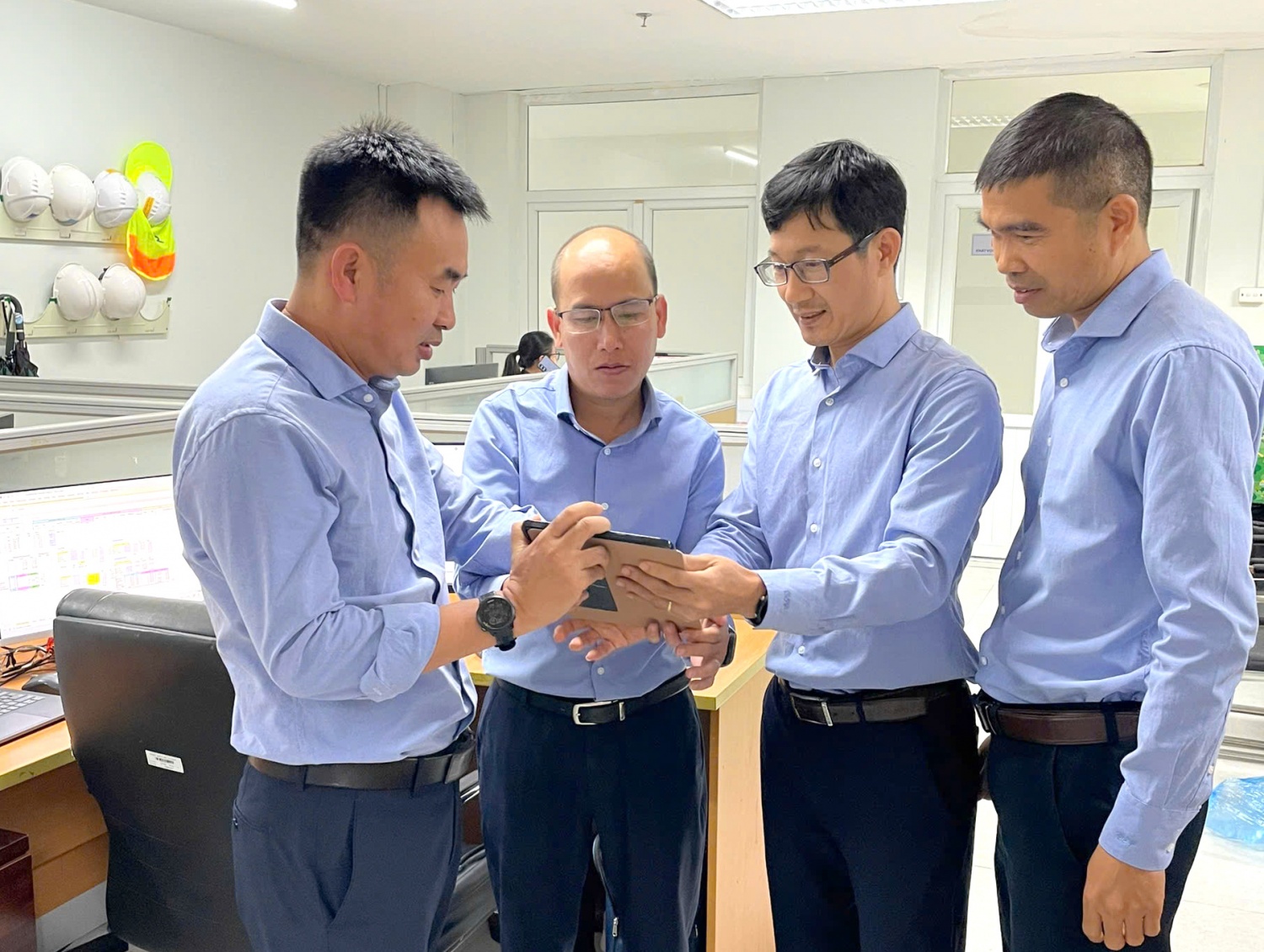 Kỹ sư Đinh Văn Toản (thứ 2 từ phải sang) và các cộng sự thuộc BSR thảo luận về giải pháp “bốc ghép” dầu thô giúp tiết kiệm hàng tỷ đồng cho đơn vị.