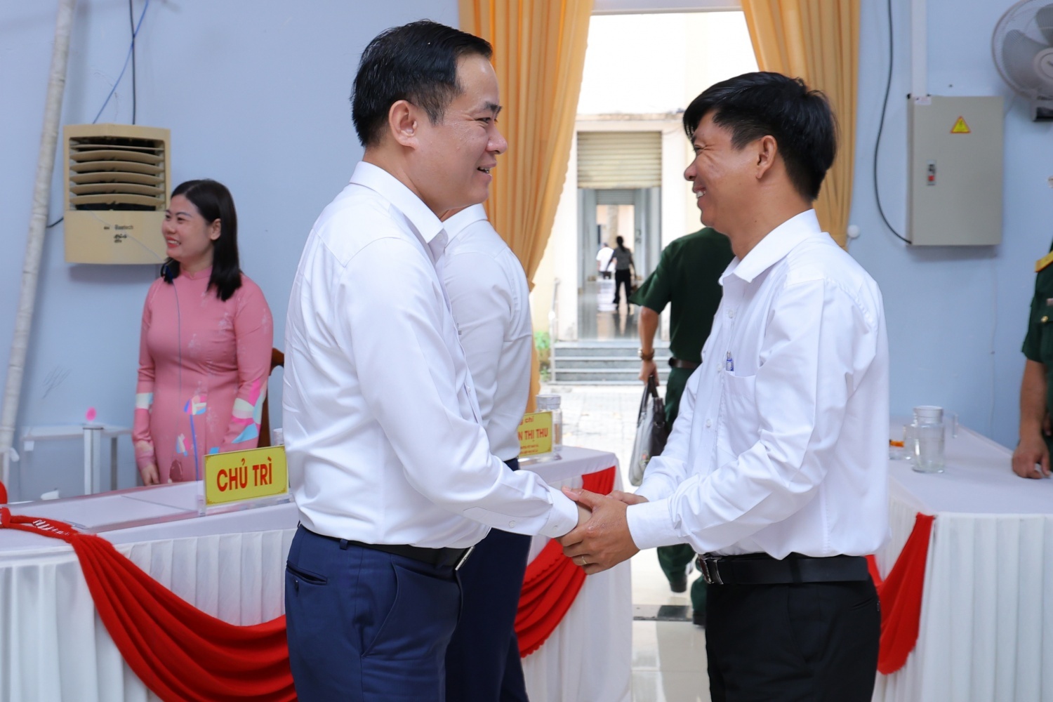 Trong các Hội nghị tiếp xúc cử tri, đồng chí Lê Ngọc Sơn - ứng cử viên đại biểu Quốc hội khóa XVI, Bí thư Đảng ủy, Chủ tịch HĐTV Petrovietnam luốn nhấn mạnh vấn đề tìm kiếm các giải pháp bảo đảm an ninh năng lượng lâu dài là yêu cầu cấp thiết của cá nhân ông và Petrovietnam.