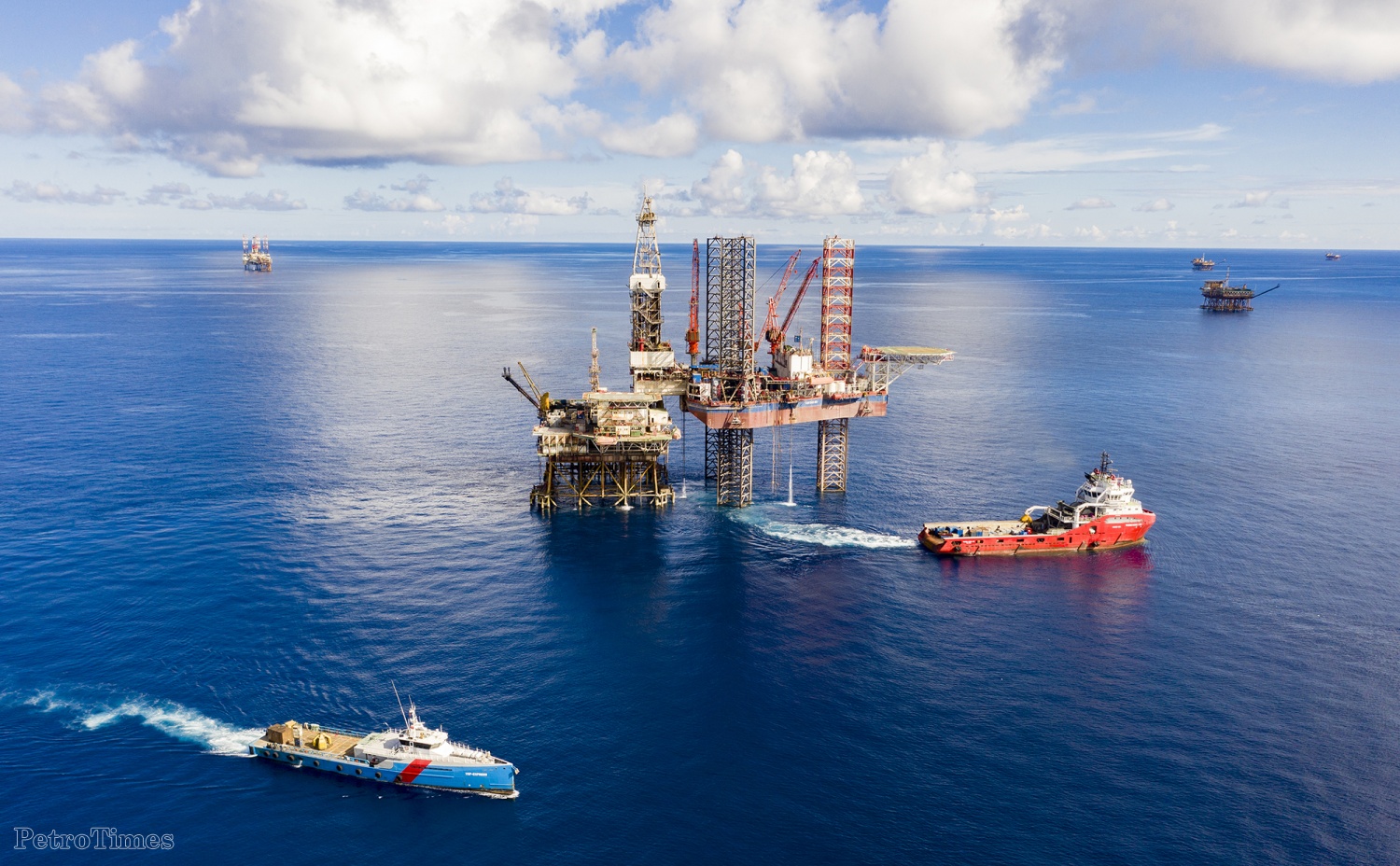 Hoạt động dầu khí của Petrovietnam trên biển luôn có sự phối hợp chặt chẽ với lực lượng Hải quân, Bộ đội Biên phòng, Cảnh sát biển và Kiểm ngư để bảo vệ các công trình và duy trì an ninh, an toàn.