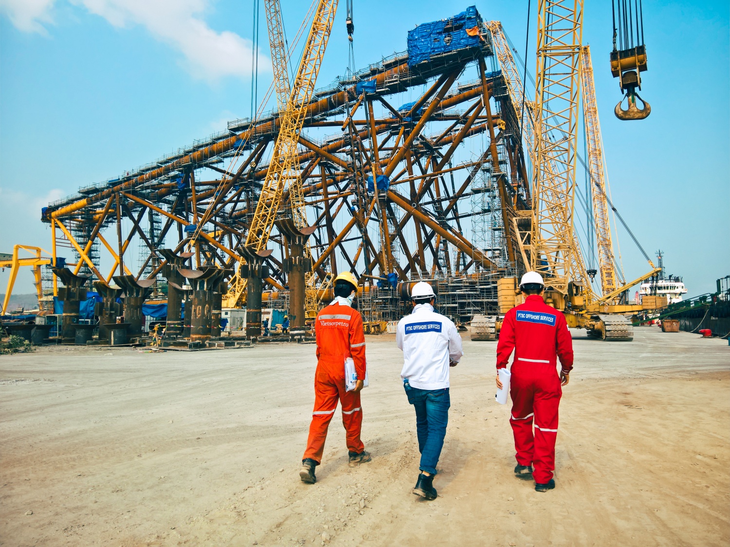 Đội ngũ kỹ sư Petrovietnam với kinh nghiệm triển khai các dự án ngoài khơi phức tạp đã trở thành lực lượng nòng cốt trong quá trình phát triển các công trình trọng điểm quốc gia.