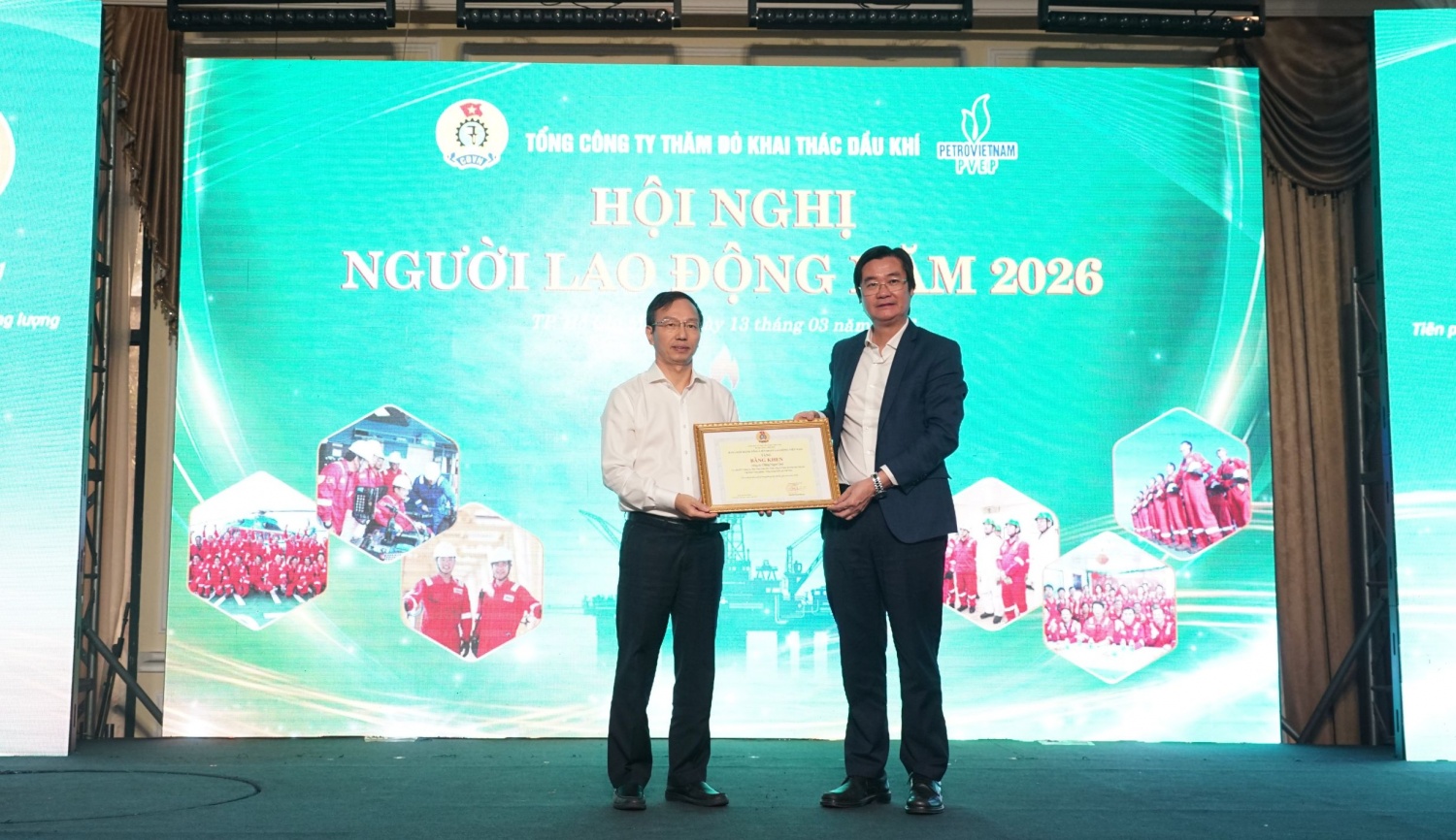 Trao bằng khen của BCH Tổng Liên đoàn lao động Việt Nam cho ông Đặng Ngọc Quý - Phó Tổng giám đốc PVEP.
