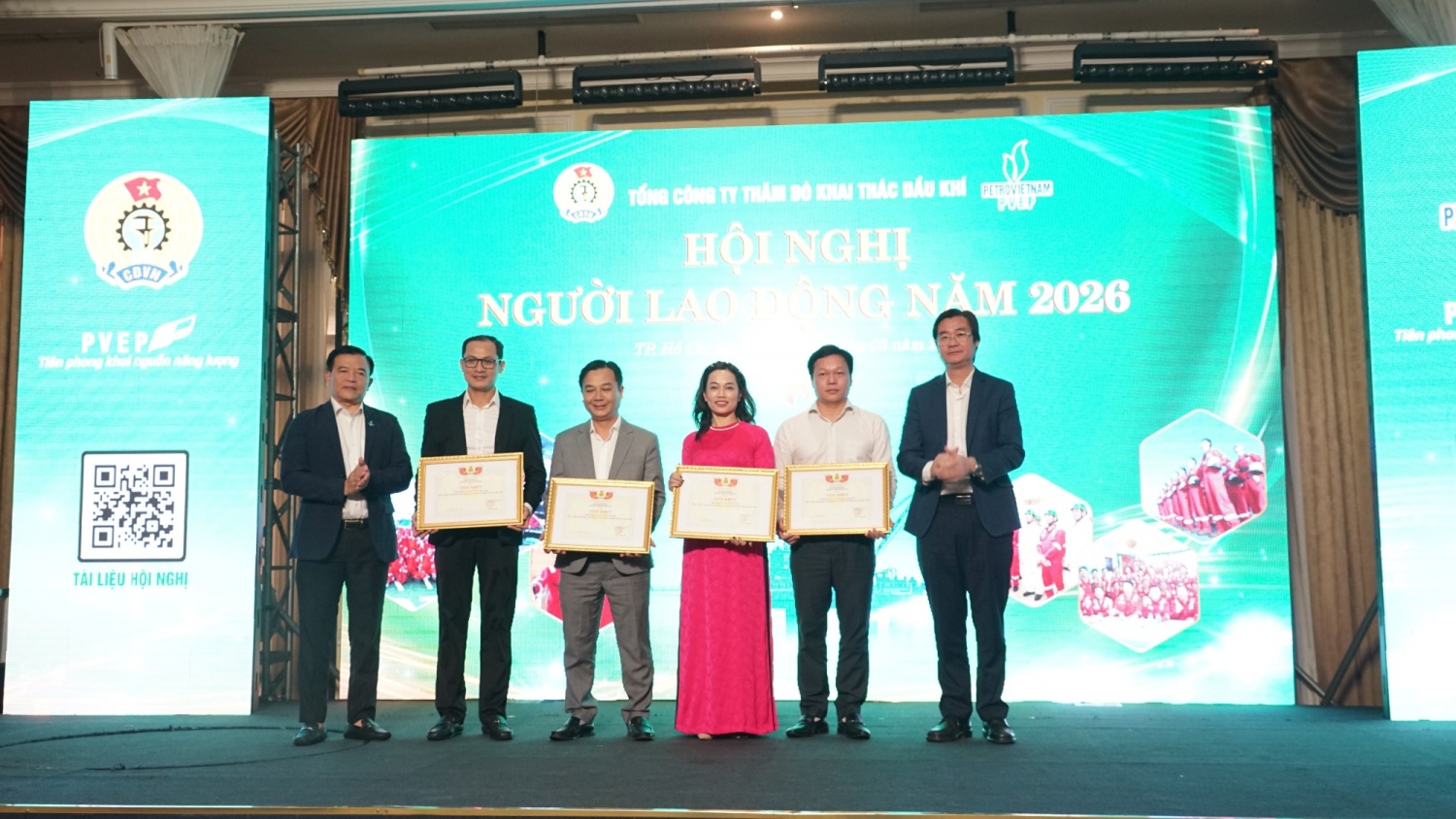 Công đoàn PVEP khen thưởng các tập thể có thành tích cao trong phong trào thi đua lao động sáng tạo năm 2025.