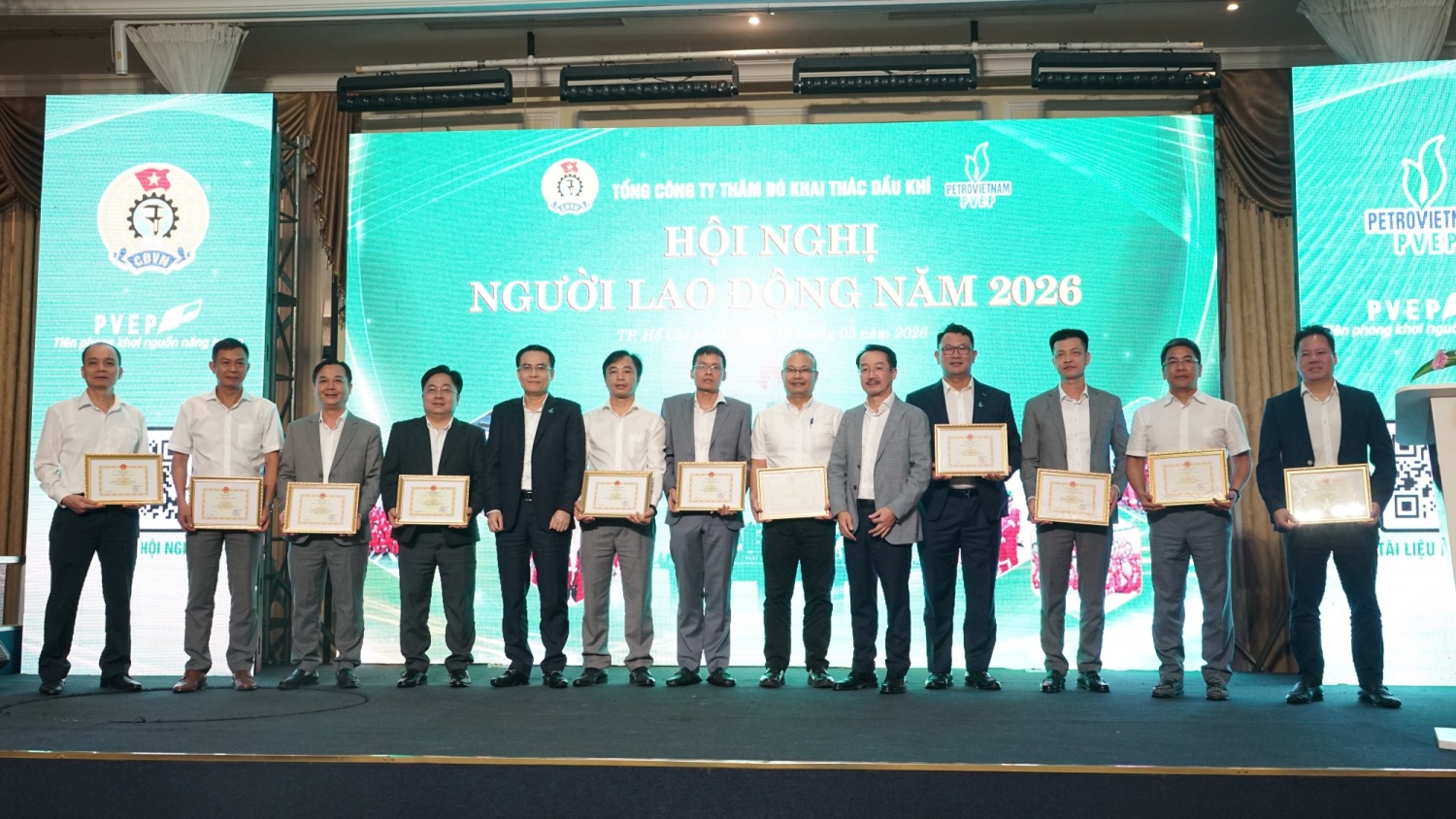 Chủ tịch HĐTV PVEP Trương Quốc Lâm và Tổng Giám đốc PVEP Nguyễn Thiện Bảo trao khen thưởng cho các tập thể có thành tích tiêu biểu trong chương trình thi đua tăng tốc về đích năm 2025.