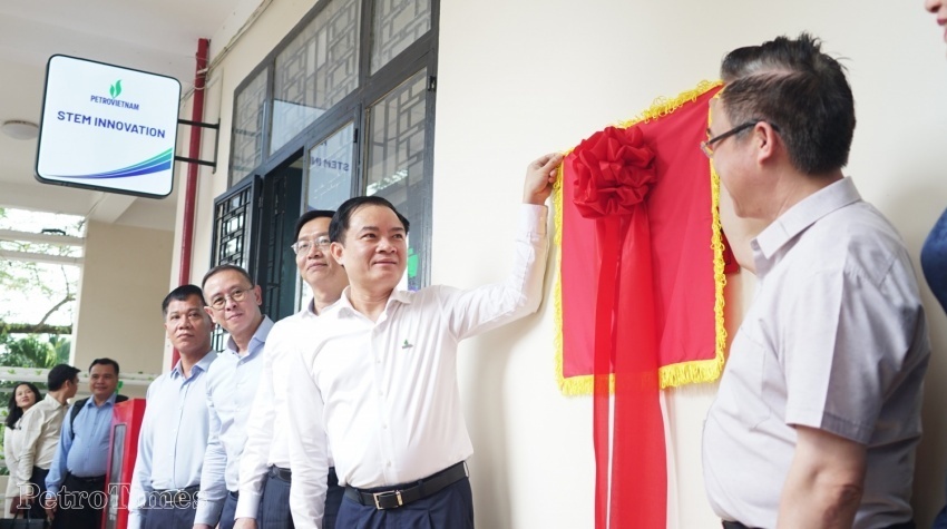Lãnh đạo TP Hồ Chí Minh và lãnh đạo Petrovietnam khánh thành phòng thực hành giáo dục STEM tại Trường THPT Châu Thành.