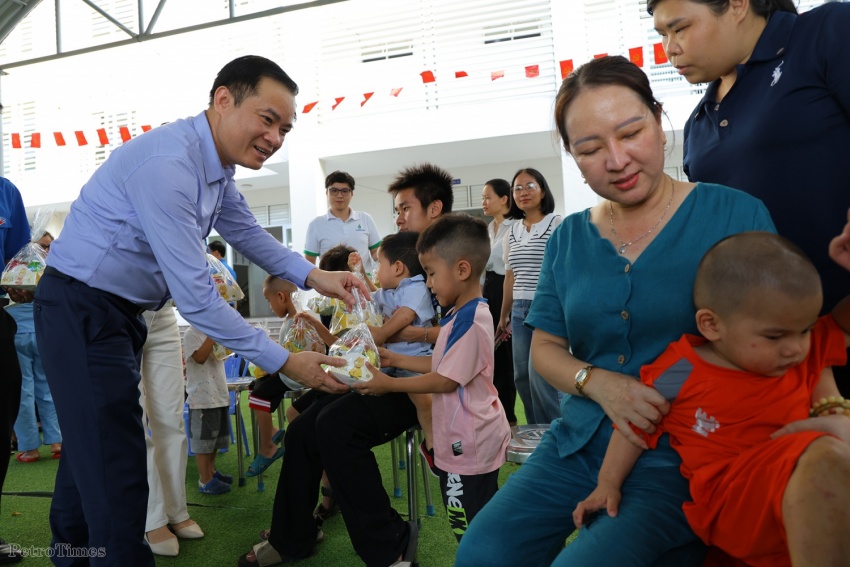 Ông Lê Ngọc Sơn - Bí thư Đảng ủy, Chủ tịch HĐTV Petrovietnam tặng quà cho các em nhỏ tại Trung tâm Bảo trợ xã hội Vũng Tàu