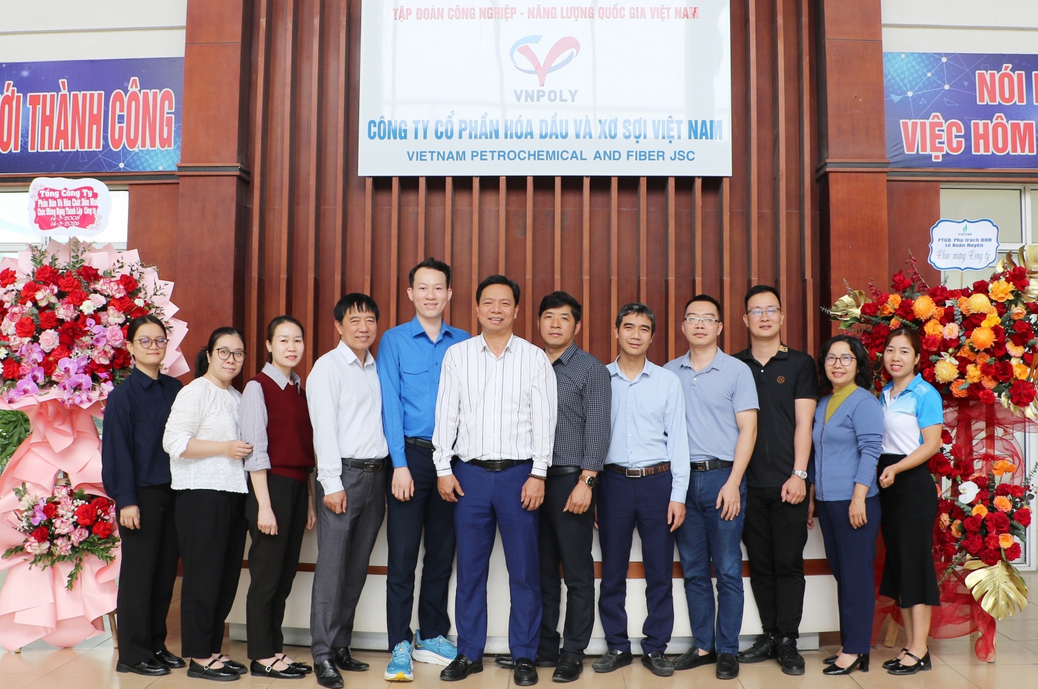 Tập thể lãnh đạo và NLĐ VNPOLY