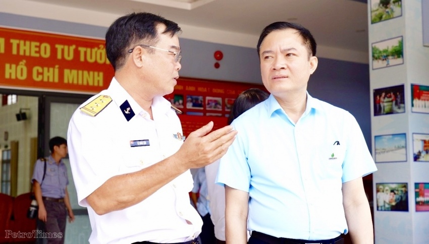 Ông Lê Ngọc Sơn - Chủ tịch HĐTV Petrovietnam trao đổi với cử tri Vùng 2 Hải quân.