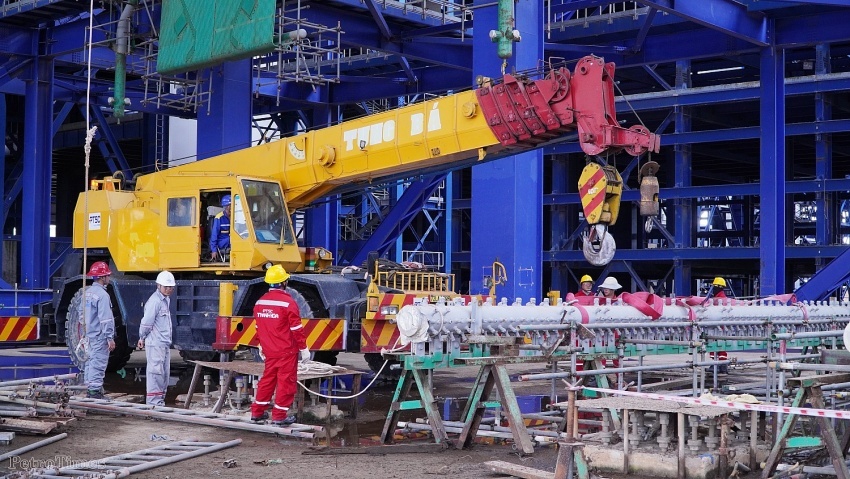 Không khí lao động sôi nổi trên công trường Nhà máy Nhiệt điện Long Phú 1.