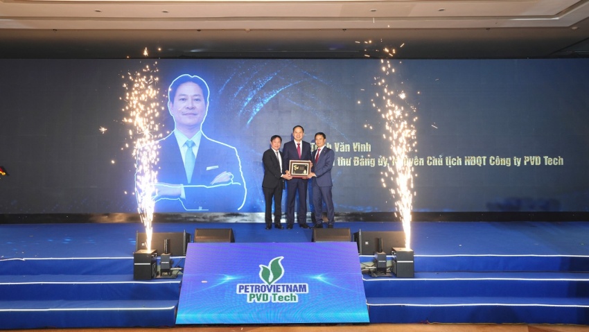 Ông Trịnh Văn Vinh trao tặng Ban lãnh đạo đương nhiệm PVD Tech bức tranh chữ “Thịnh”.