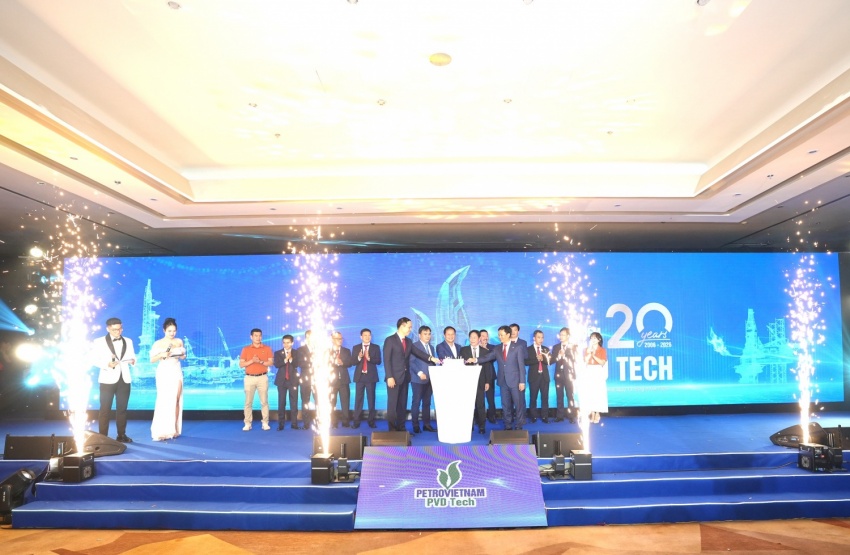 Lãnh đạo PV Drilling và lãnh đạo PVD Tech thực hiện nghi thức cắt bánh sinh nhật kỷ niệm 20 năm thành lập.