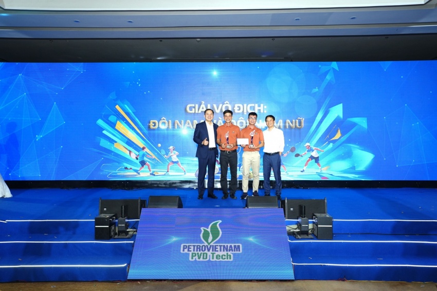 Lãnh đạo PVD Tech trao giải Pickleball cho CBCNV đạt giải.