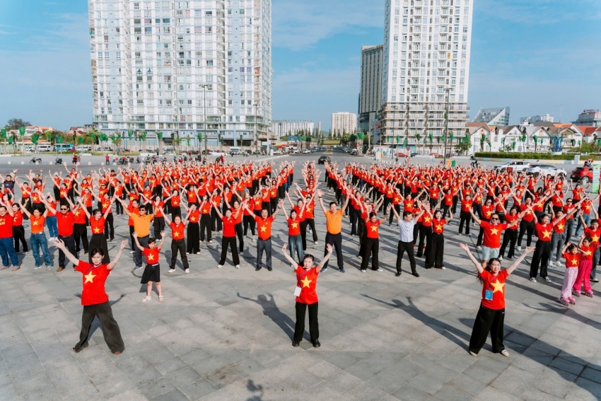 Màn đồng diễn dân vũ quy mô lớn thể hiện sự đoàn kết và niềm tự hào của những người lao động năng lượng - dầu khí hướng về quê hương, đất nước.