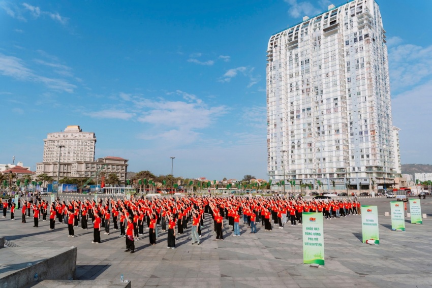 Niềm vui và lòng yêu nước nồng nàn thể hiện qua từng động tác dân vũ trên nền nhạc ca ngợi quê hương đất nước của CBCNV Vietsovpetro