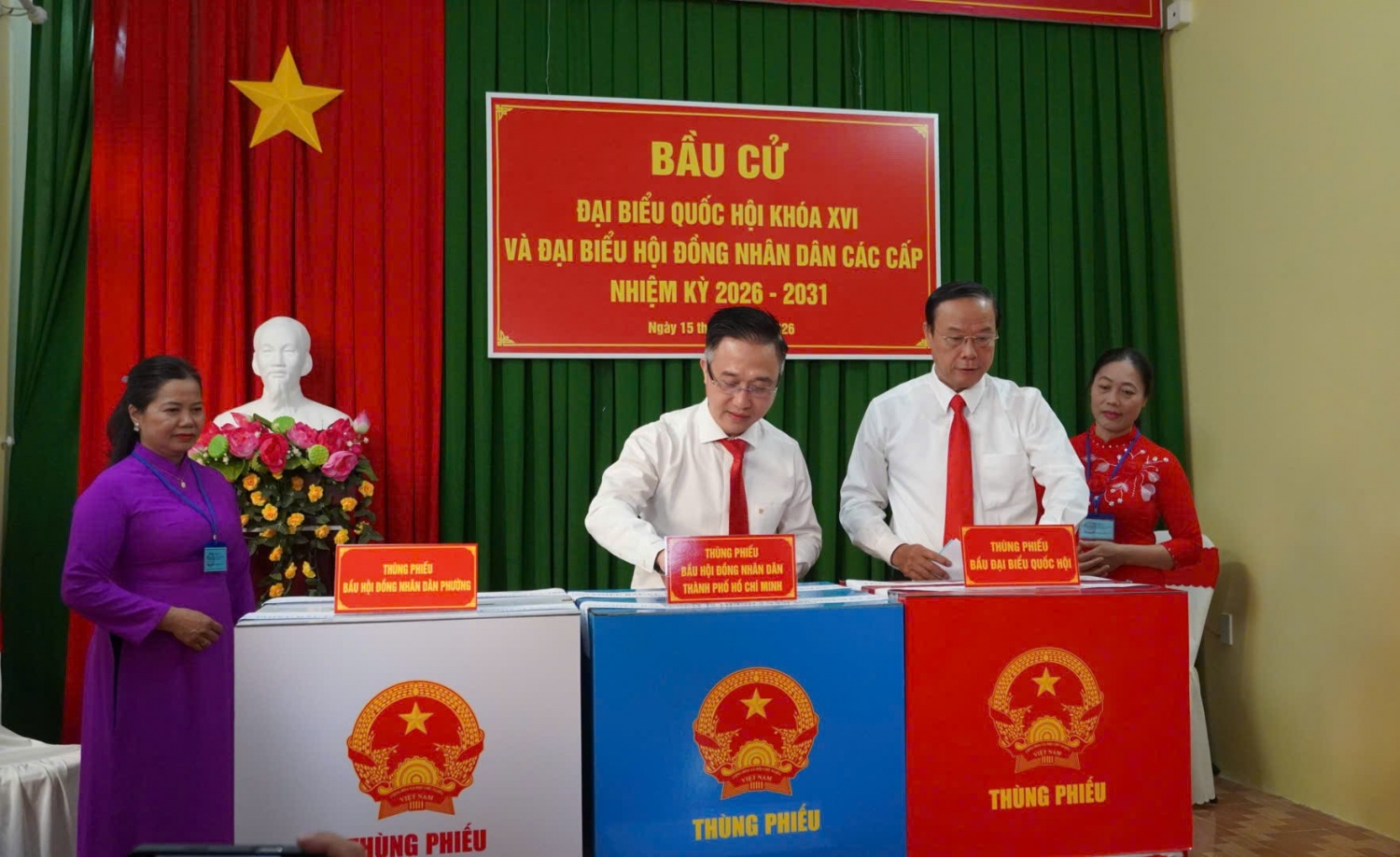 Ông Đặng Minh Thông - Phó Bí thư Thành ủy TP Hồ Chí Minh và ông Nguyễn Văn Thọ - Phó Chủ tịch Thường trực HĐND TP Hồ Chí Minh bỏ phiếu bầu cử tại khu vực bỏ phiếu số 3, phường Vũng Tàu.