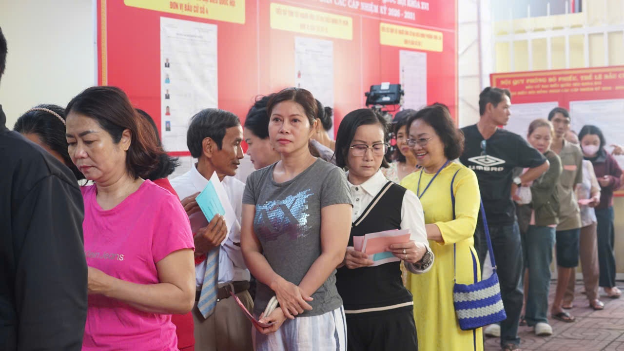Không khí tại nhiều khu vực bỏ phiếu diễn ra sôi nổi, phấn khởi, thể hiện tinh thần trách nhiệm và quyền làm chủ của người dân đối với sự phát triển của đất nước.