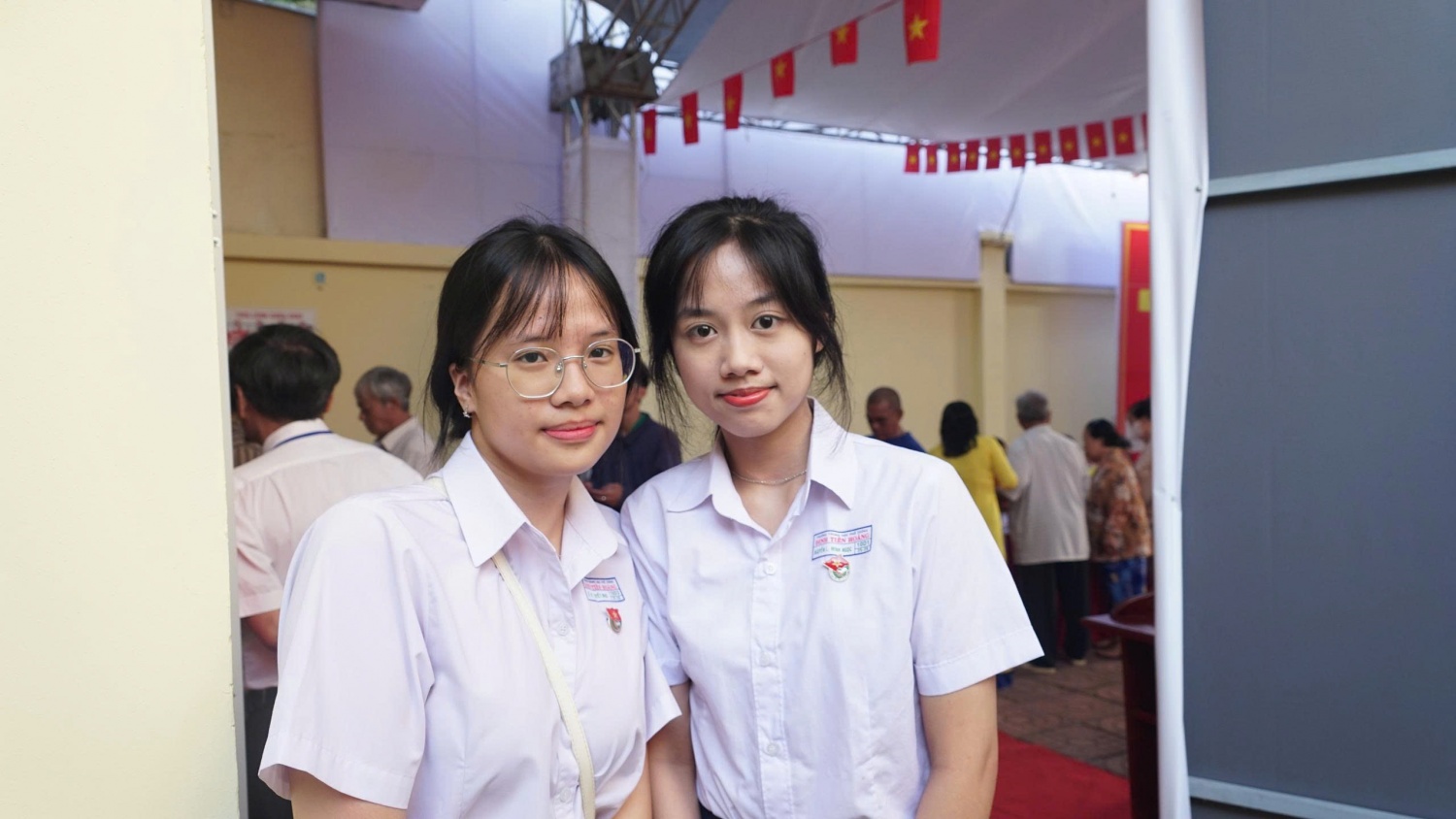 Lê Hoàng Tuyết Như và Nguyễn Minh Ngọc, đoàn viên Đoàn Thanh niên Trường THPT Đinh Tiên Hoàng tham gia hỗ trợ công tác tổ chức bầu cử.