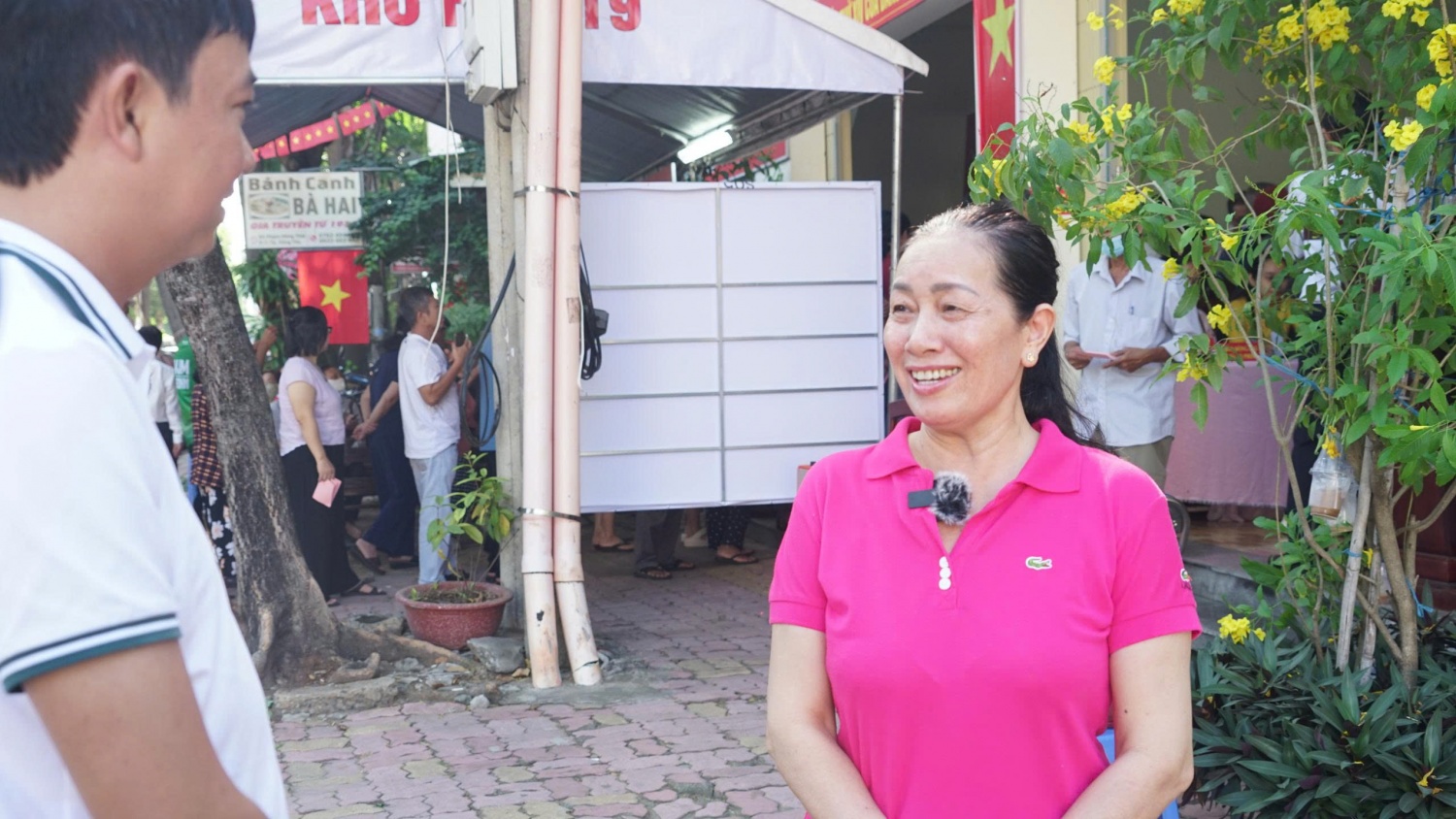 Cử tri Thiều Thị Minh (điểm bầu cử số 27, phường Tam Thắng) bày tỏ sự phấn khởi khi thực hiện quyền và nghĩa vụ công dân.