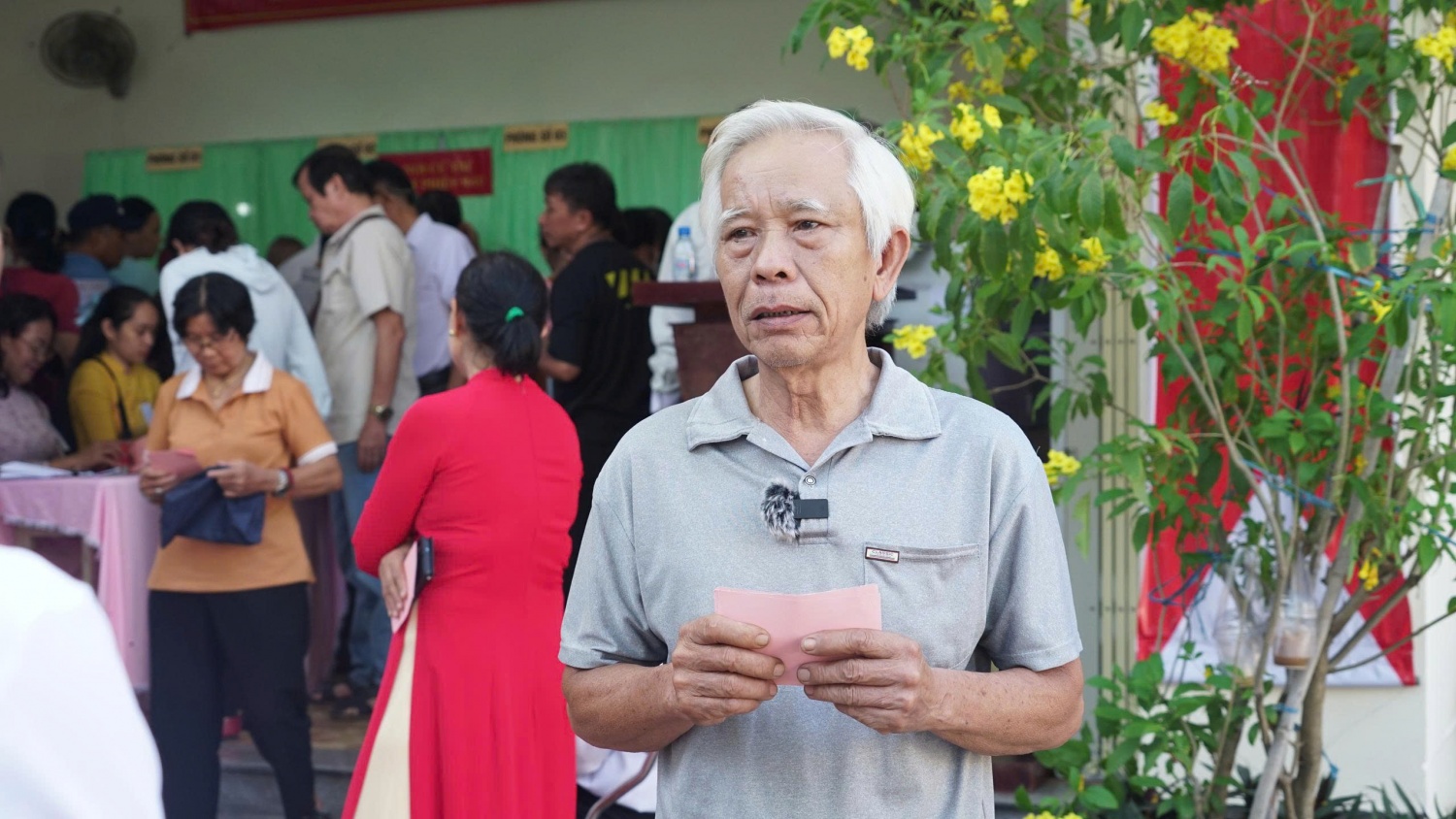 Cử tri Trần Văn Nhất (phường Tam Thắng) chia sẻ cảm xúc trong ngày bầu cử.