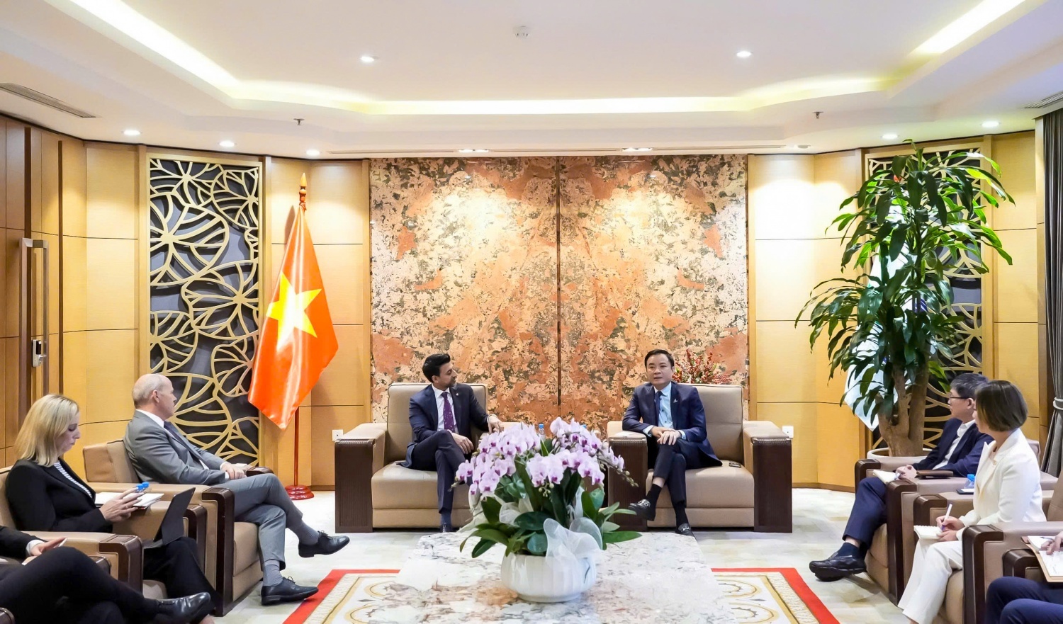 Chủ tịch HĐTV Petrovietnam Lê Ngọc Sơn tiếp và làm việc với ông Maninder Sidhu - Bộ trưởng Thương mại Quốc tế Canada, thúc đẩy hợp tác trong lĩnh vực năng lượng sạch và chuyển dịch phát thải thấp