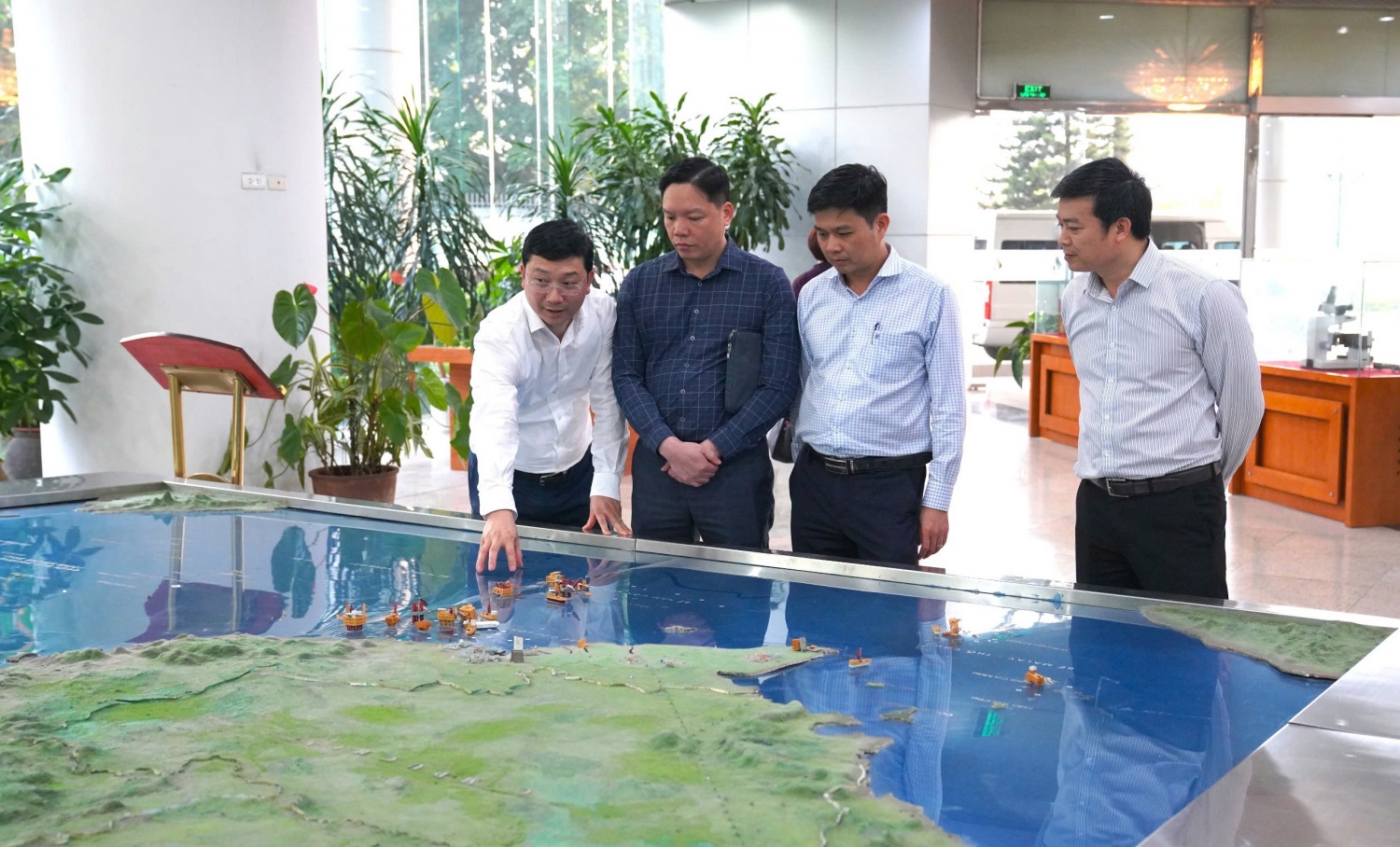 Lãnh đạo Vụ KHKT&CN tìm hiểu các mô hình thăm dò - khai thác dầu khí tại VPI.