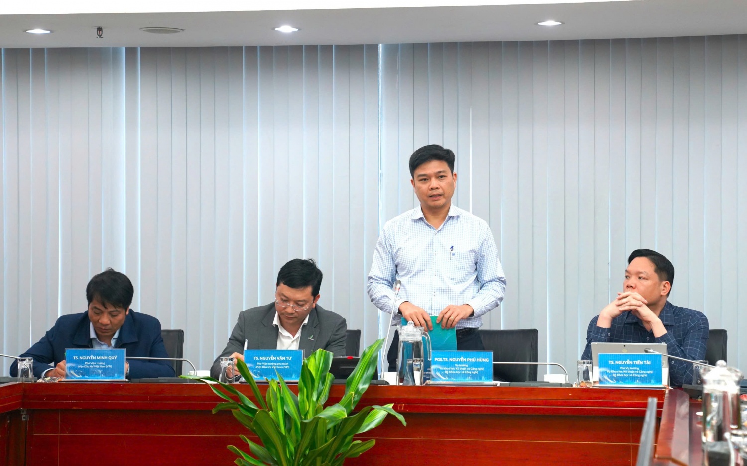 Ông Nguyễn Phú Hùng - Vụ trưởng Vụ KHKT&CN phân tích các điểm mới trong Luật KHCN 2025 tại buổi làm việc với VPI.