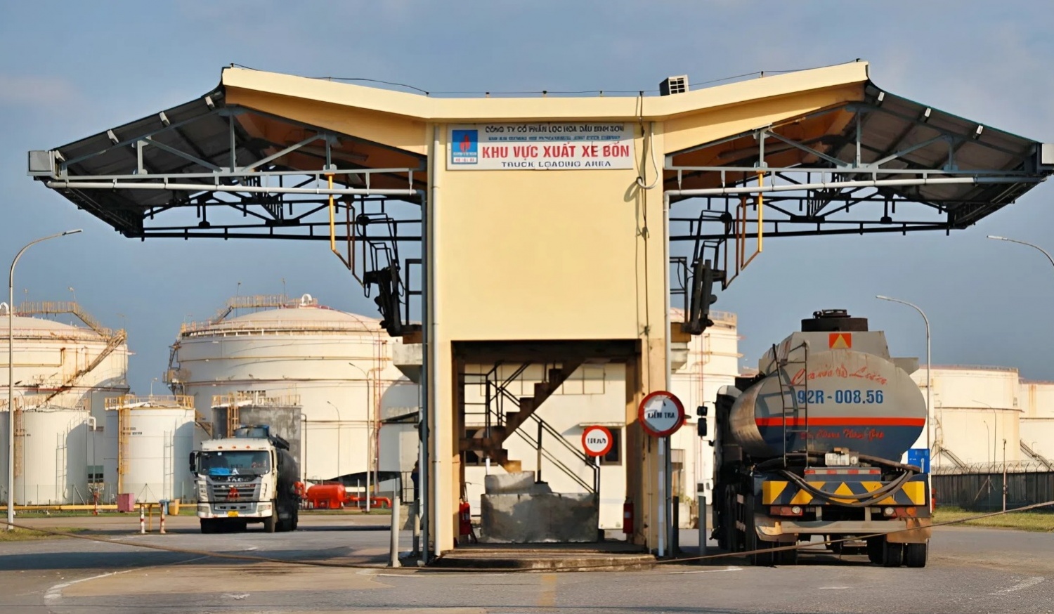 Trạm xuất xăng dầu đường bộ của NMLD Dung Quất.