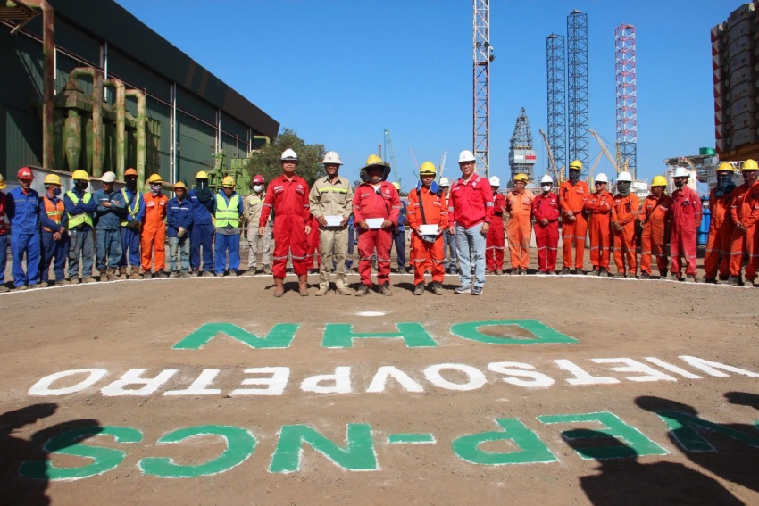 Ông Nguyễn Ngọc Trung - Phó Giám đốc Chi nhánh PVEP-NCS tặng quà động viên người lao động trực tiếp lắp dựng Panel Row 1.