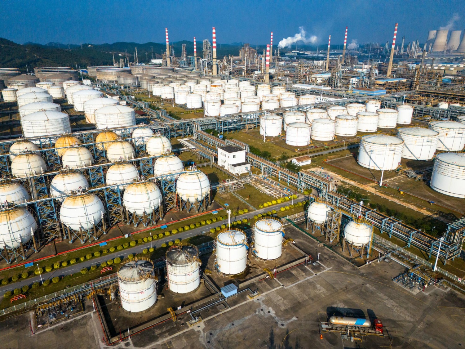 Một tổ hợp lọc hoá dầu tại Trung Quốc - nơi các “ông lớn” như Sinopec buộc phải cắt giảm sản lượng chế biến để ứng phó với nguồn cung dầu thô từ Trung Đông bị thắt chặt.		