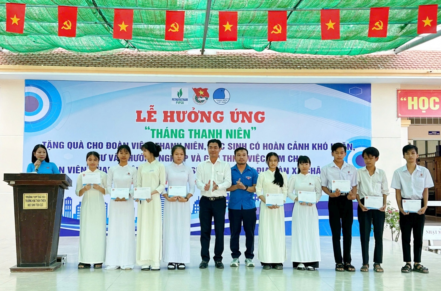 Ban tổ chức trao quà cho các học sinh có hoàn cảnh khó khăn.
