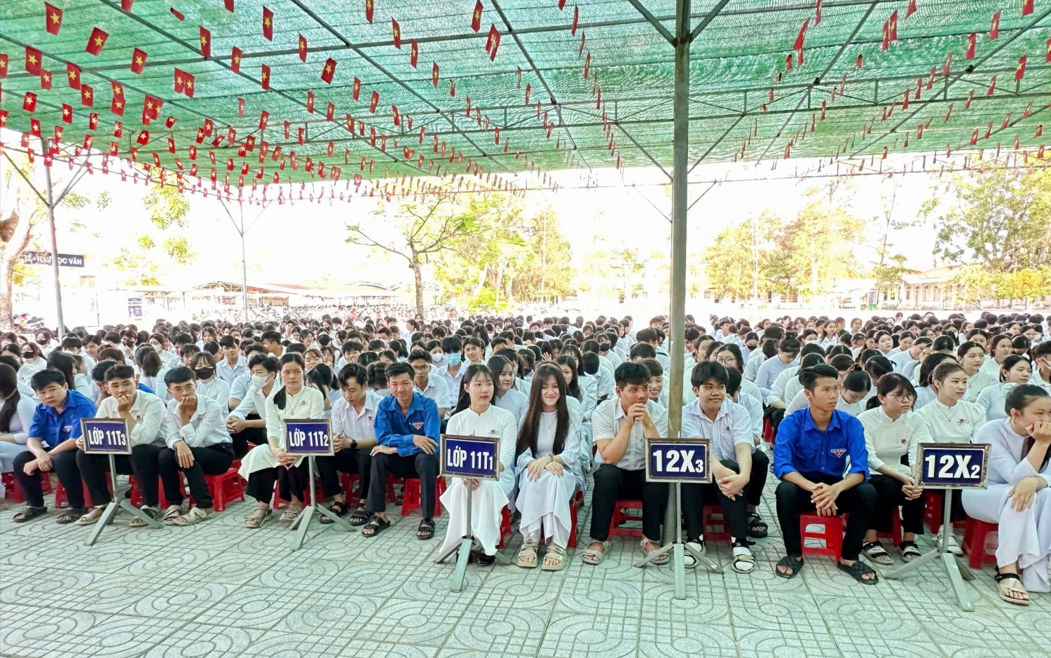 Đông đảo học sinh chăm chú lắng nghe thông tin về thị trường lao động, nhu cầu tuyển dụng và xu hướng nghề nghiệp hiện nay.