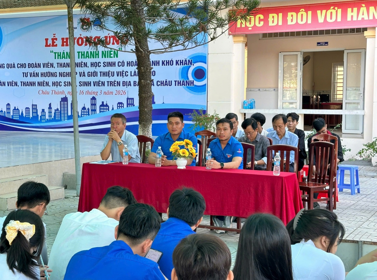 Các đại biểu tham dự chương trình.