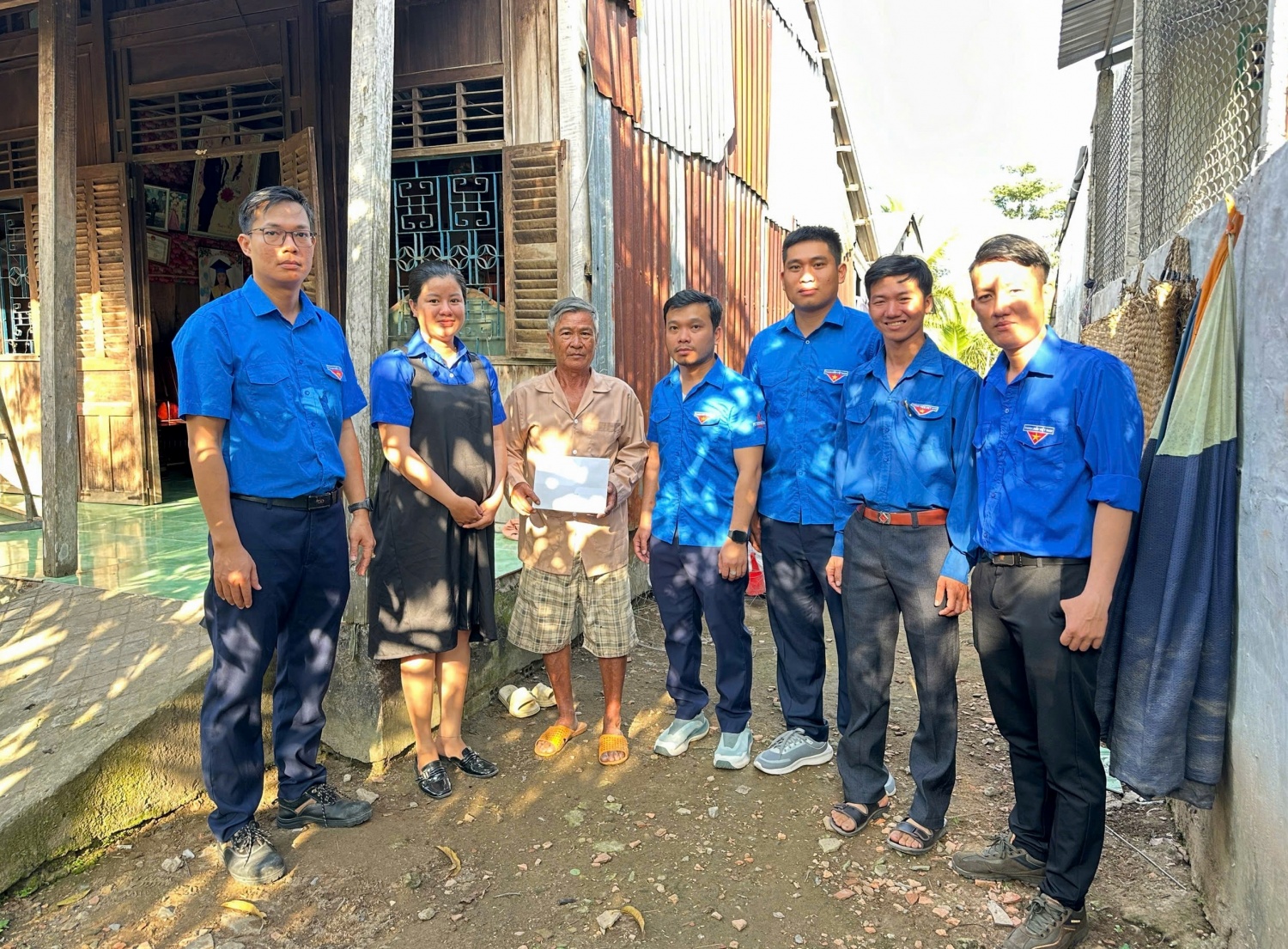 Đoàn Thanh niên NMNĐ Sông Hậu 1 và Xã đoàn Châu Thành trao quà cho các gia đình có hoàn cảnh khó khăn trên địa bàn.