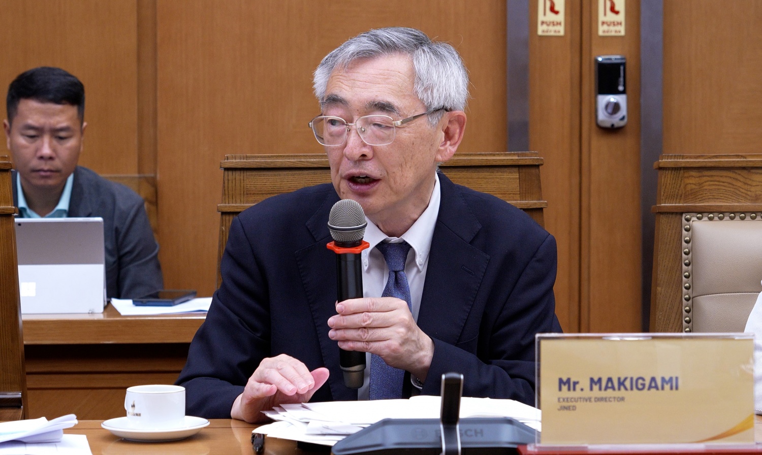 Ông Makigami Takeshi - Giám đốc Điều hành, Trưởng đại diện JINED tại Việt Nam chia sẻ một số nội dung trọng tâm về quản trị dự án điện hạt nhân.