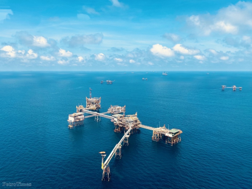 Hoạt động khai thác dầu khí ở mỏ Bạch Hổ của Liên doanh Vietsovpetro (Ảnh: Vương Thái)