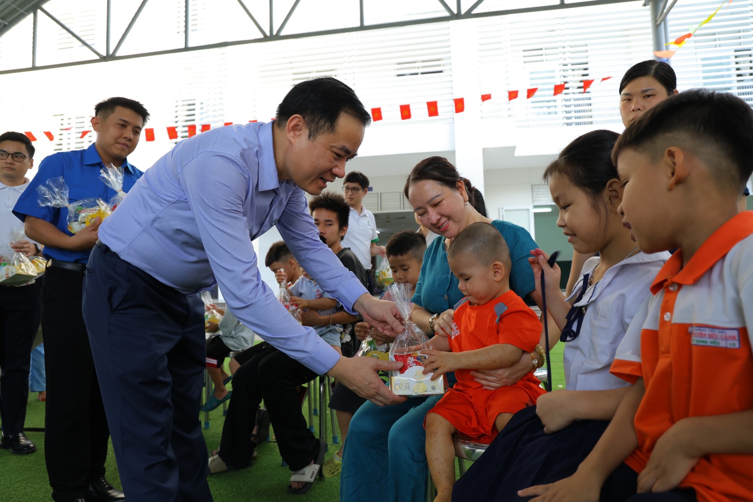 Đồng chí Lê Ngọc Sơn trao quà cho các em nhỏ đang được nuôi dưỡng ở Trung tâm Công tác xã hội và bảo trợ trẻ em Vũng Tàu