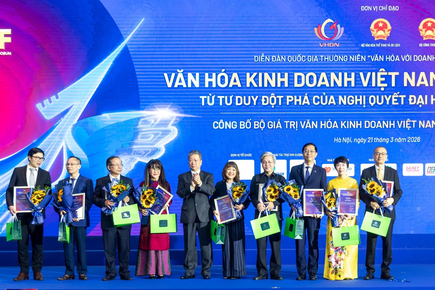 Diễn đàn cũng tôn vinh các Doanh nghiệp Đạt chuẩn Văn hóa Kinh doanh Việt Nam năm 2025, đồng thời khen thưởng các doanh nghiệp có thành tích xuất sắc hưởng ứng Cuộc vận động xây dựng văn hóa doanh nghiệp Việt Nam trong thời gian qua.