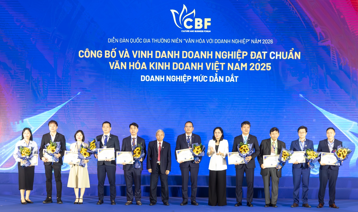 Các đơn vị thành viên của Petrovietnam được trao tặng bằng khen