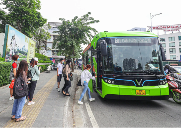 Người dân đi xe buýt điện. (Ảnh: Trần Dũng)