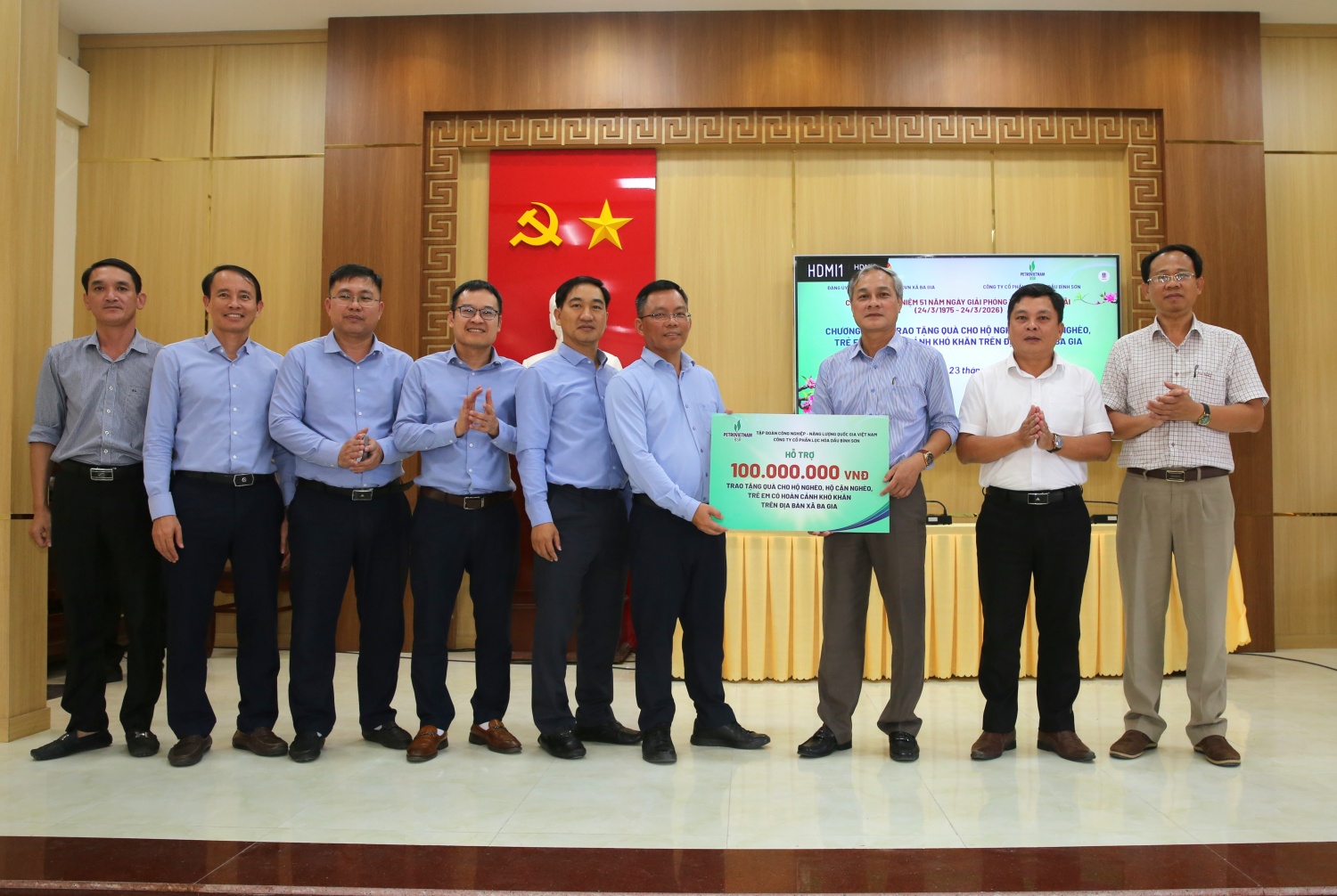 Đại diện BSR trao tặng biển tượng trưng số tiền hỗ trợ cho các hộ dân có hoàn cảnh khó khăn trên địa bàn xã Ba Gia.
