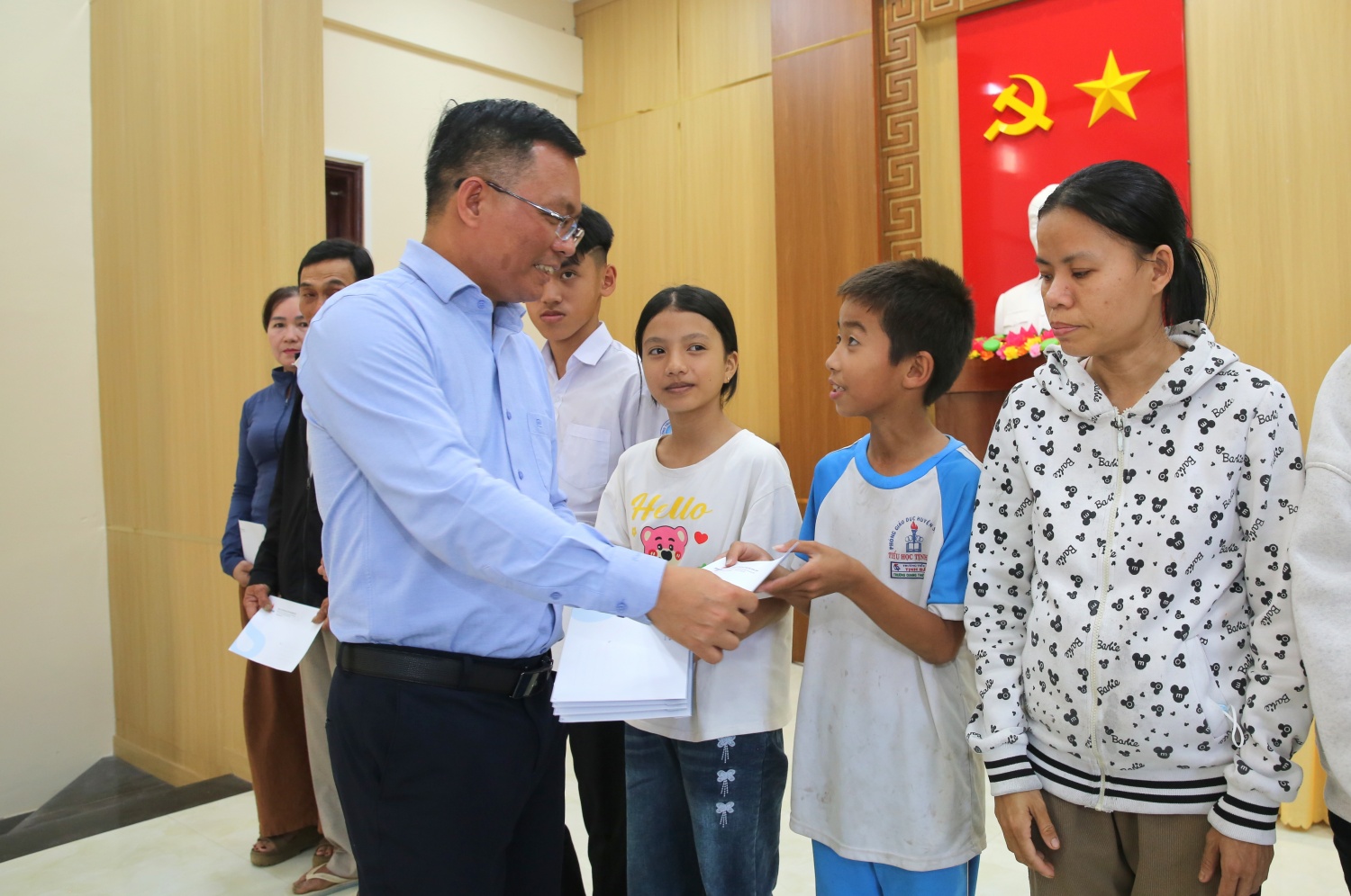 Ông Cao Tuấn Sĩ - Đại biểu Quốc hội khóa XVI, Giám đốc NMLD Dung Quất thăm hỏi và trao tặng các phần quà cho trẻ em có hoàn cảnh khó khăn.