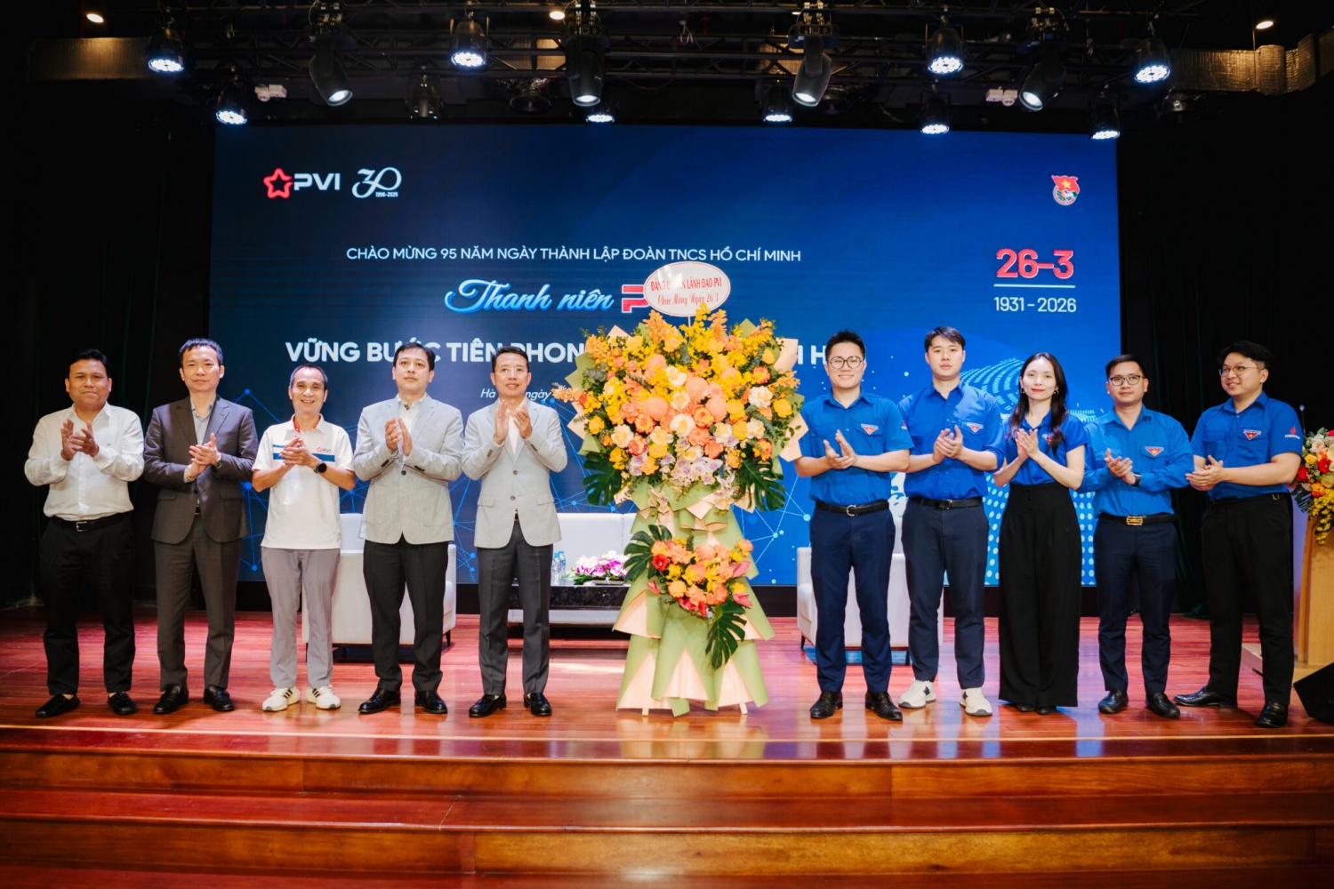 Lãnh đạo PVI tặng hoa chúc mừng Đoàn Thanh niên PVI.