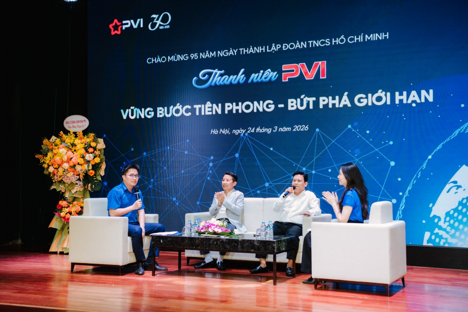 Lãnh đạo PVI trao đổi tại buổi tọa đàm.
