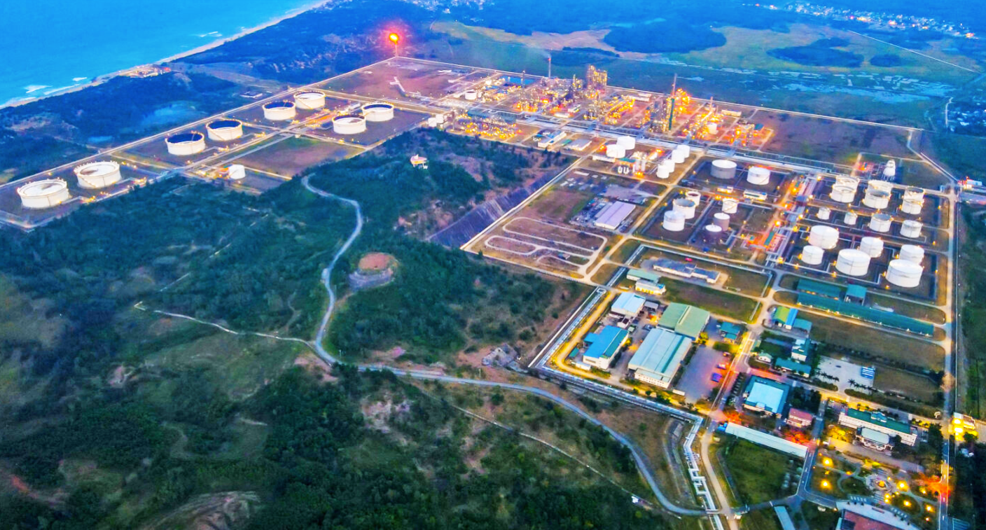 Nhà máy Lọc dầu Dung Quất đang vận hành công suất cao nhằm tăng nguồn cung xăng dầu cho thị trường nội địa.