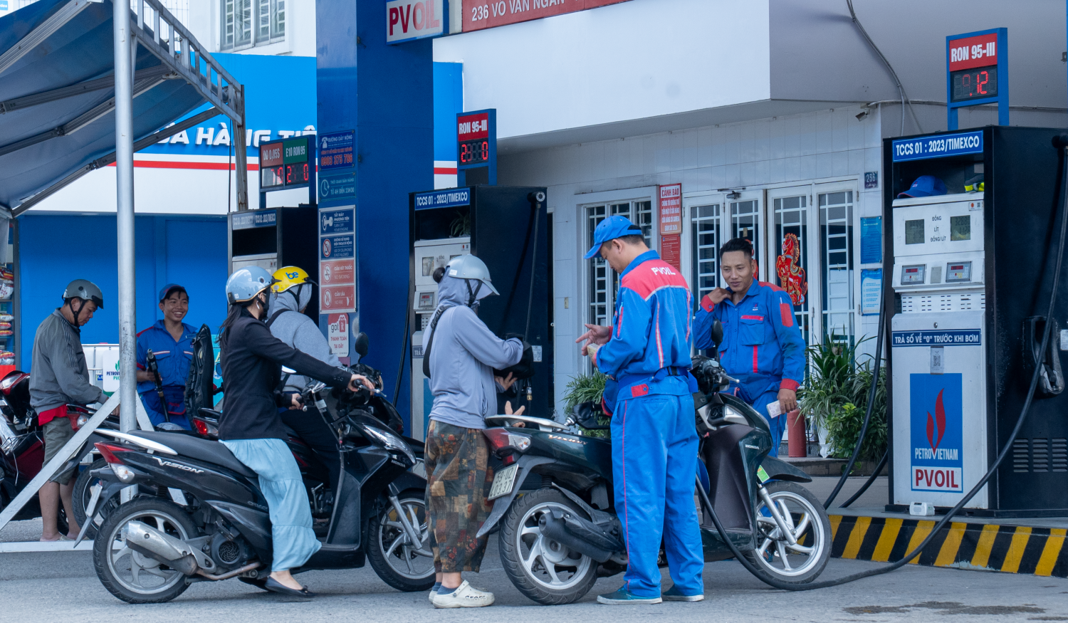 Các cây xăng của PVOIL trên cả nước bảo đảm nguồn cung, không để khách hàng phải xếp hàng chờ lâu.