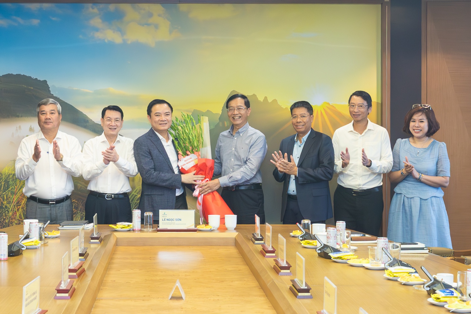 Nhân dịp Hội nghị, Đảng ủy, Lãnh đạo Tập đoàn chúc mừng đồng chí Lê Ngọc Sơn trúng cử Đại biểu Quốc hội khóa XVI